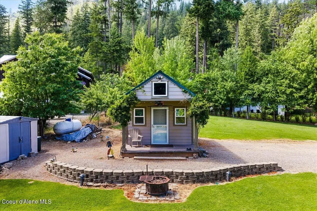 461 Glacier Loop Bayview ID 83803
