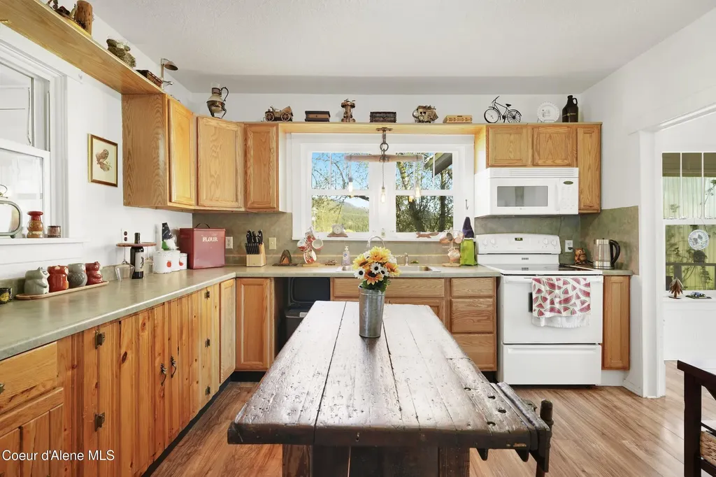 1050 Eastside Road Priest River ID 83856