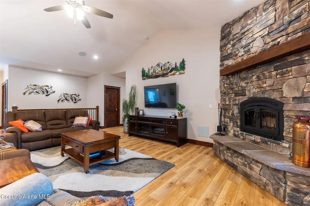 19398 N Ella Road Rathdrum ID 83858