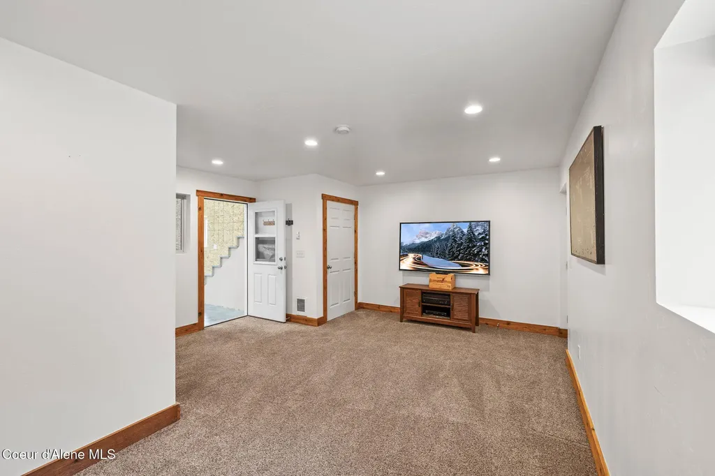 18722 W Rice Avenue Hauser ID 83854