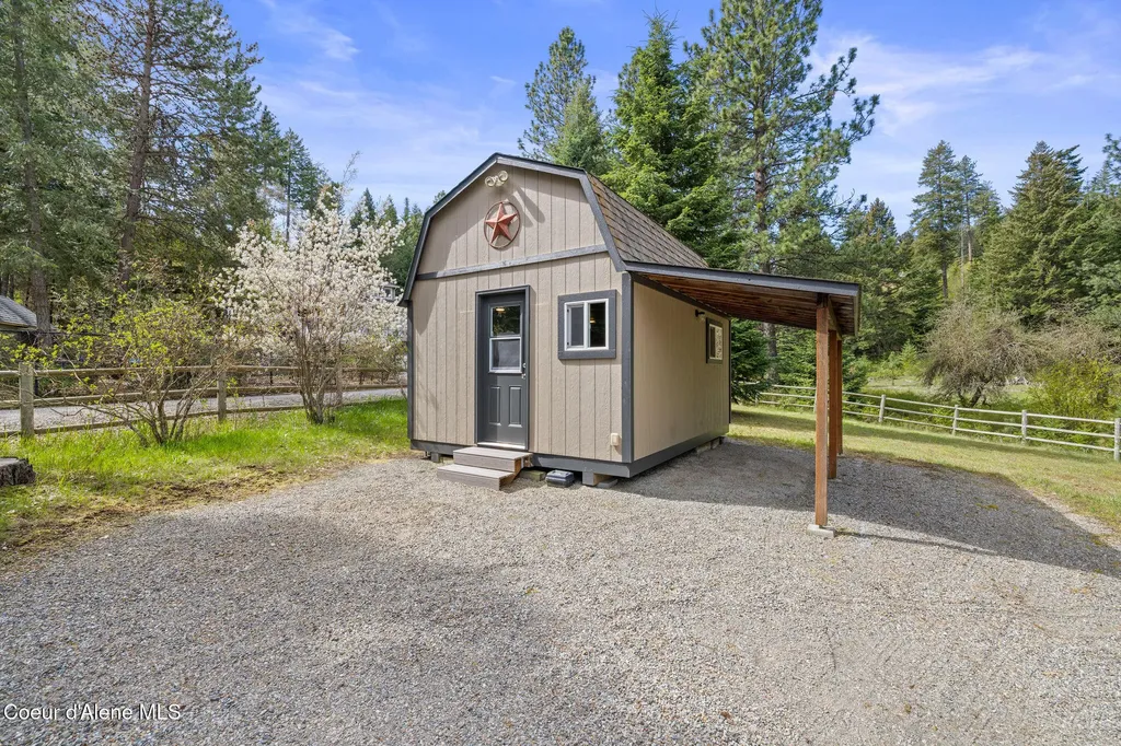 18722 W Rice Avenue Hauser ID 83854