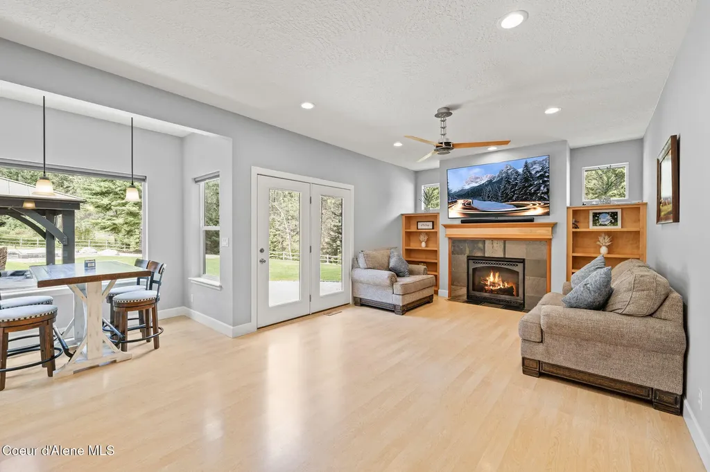 18722 W Rice Avenue Hauser ID 83854
