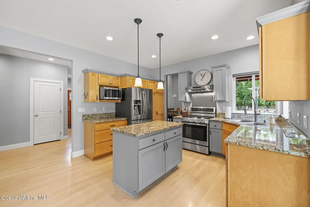18722 W Rice Avenue Hauser ID 83854