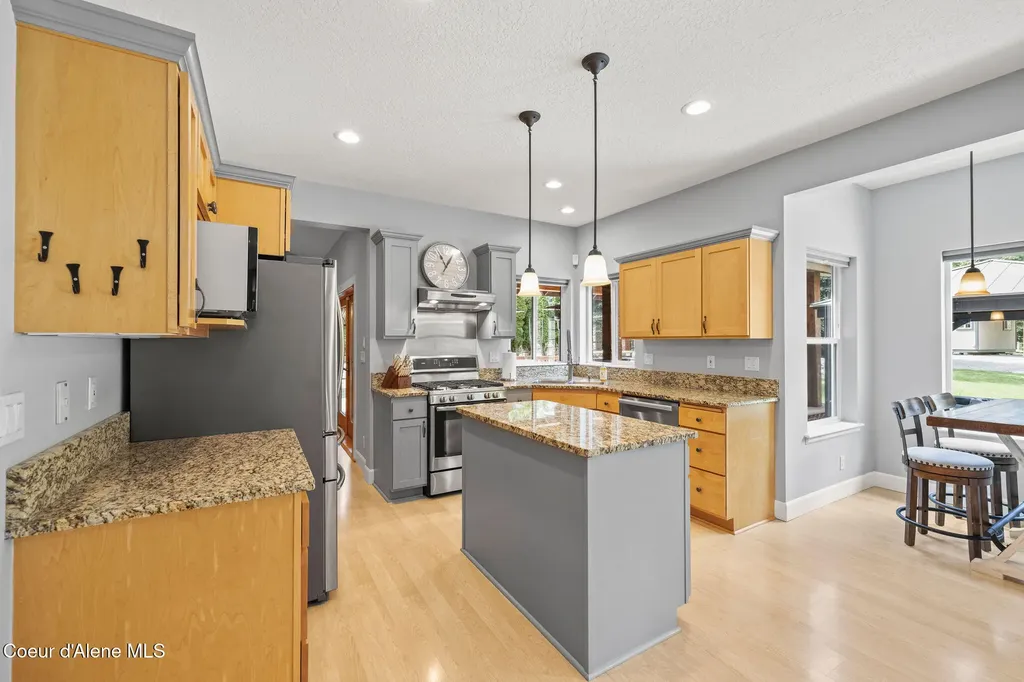 18722 W Rice Avenue Hauser ID 83854