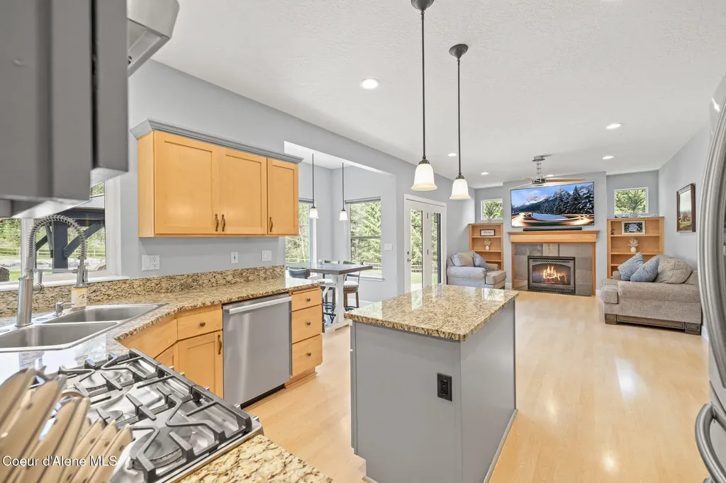 18722 W Rice Avenue Hauser ID 83854