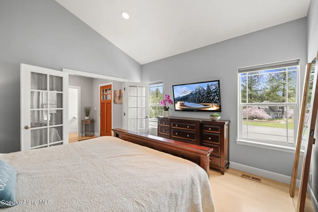 18722 W Rice Avenue Hauser ID 83854