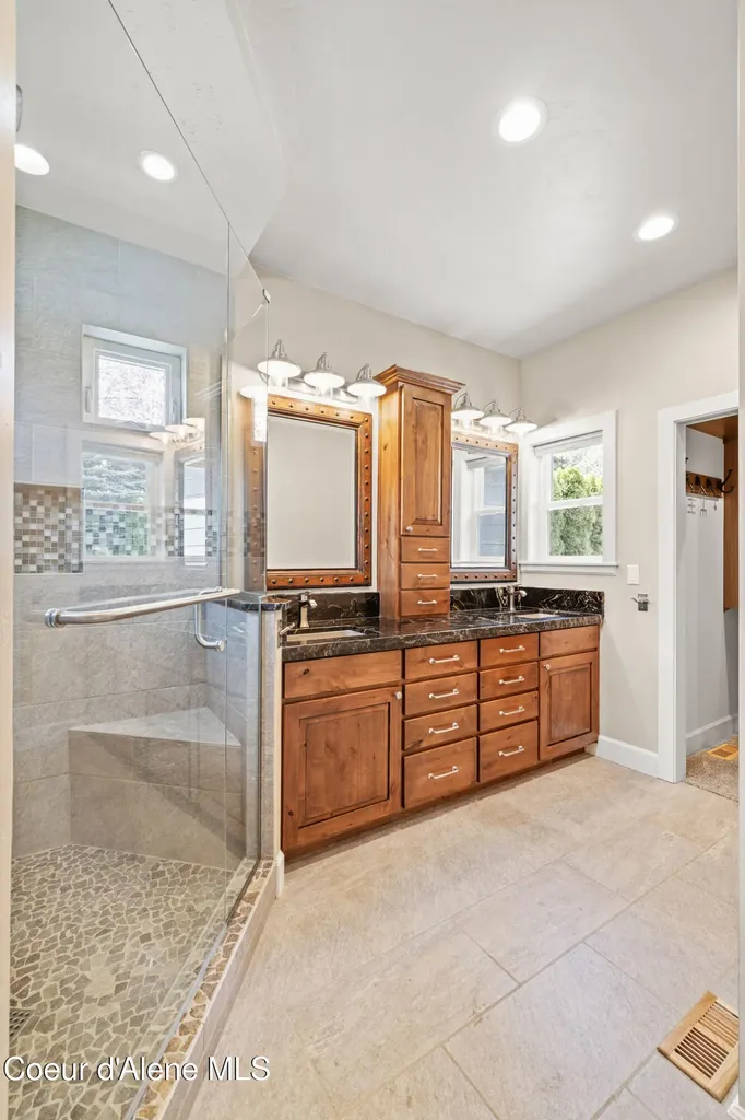 18722 W Rice Avenue Hauser ID 83854