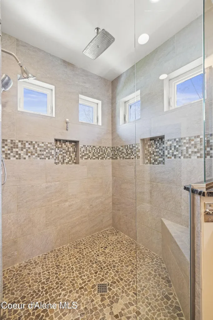 18722 W Rice Avenue Hauser ID 83854