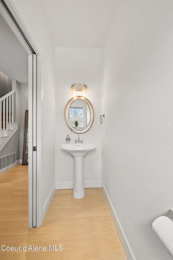 18722 W Rice Avenue Hauser ID 83854