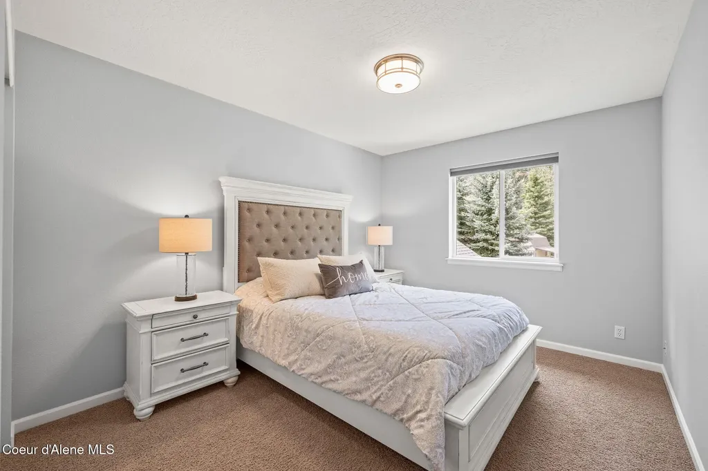 18722 W Rice Avenue Hauser ID 83854
