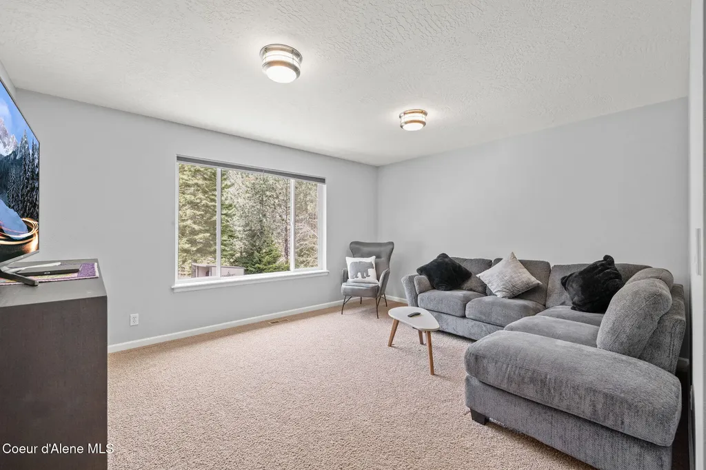 18722 W Rice Avenue Hauser ID 83854