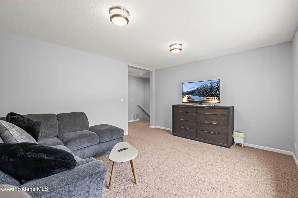 18722 W Rice Avenue Hauser ID 83854