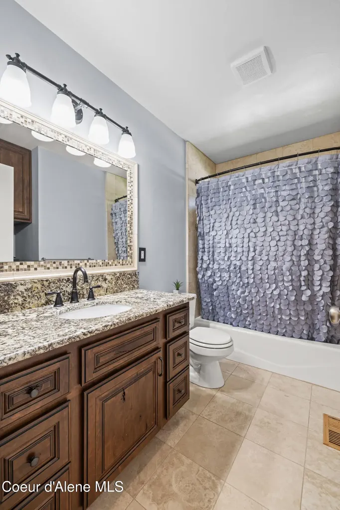 18722 W Rice Avenue Hauser ID 83854