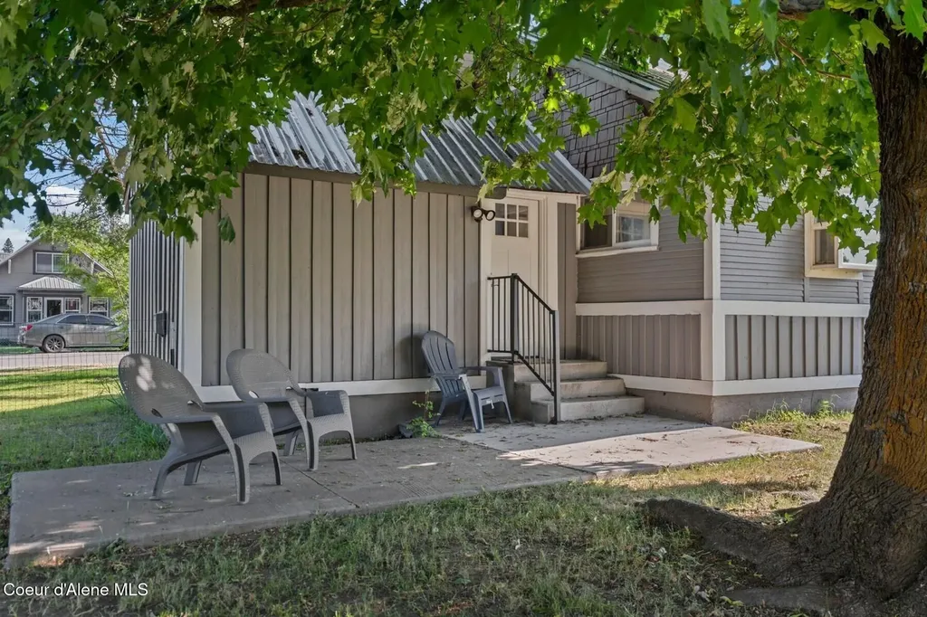 372 E Jefferson Avenue Priest River ID 83856