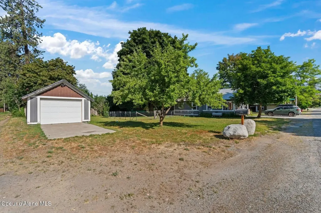 372 E Jefferson Avenue Priest River ID 83856