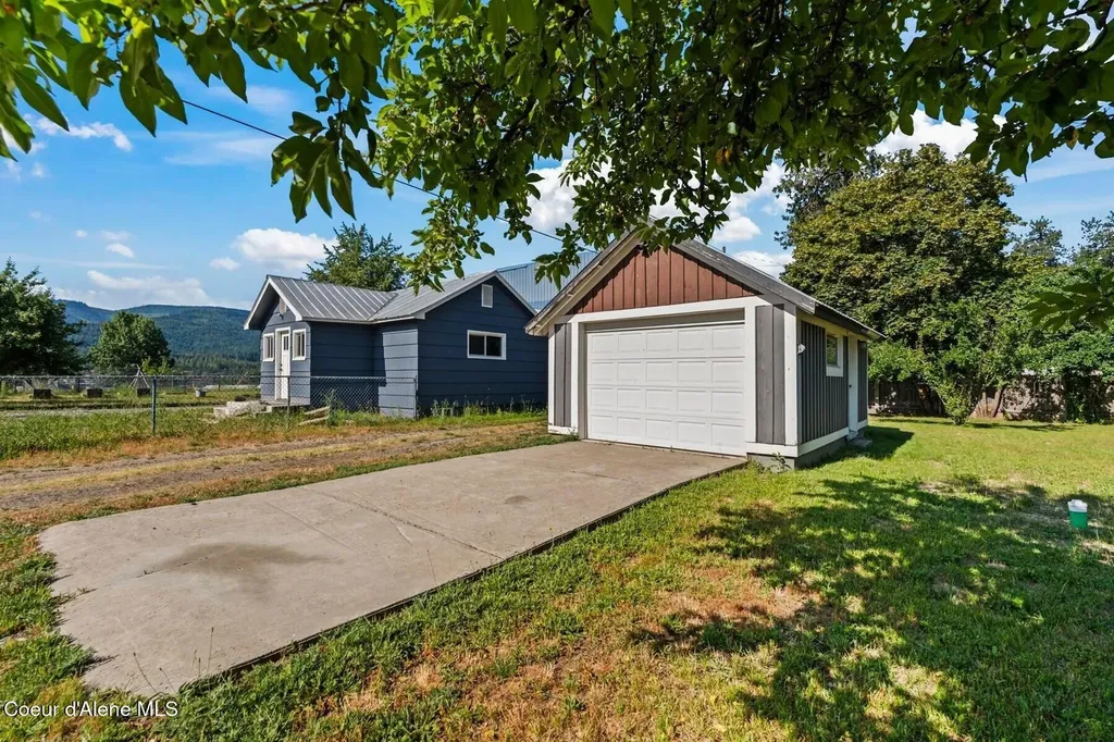 372 E Jefferson Avenue Priest River ID 83856