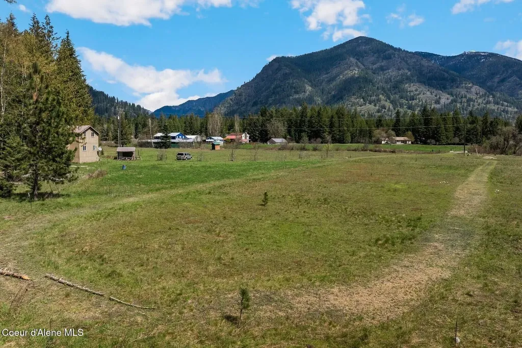 2359 E Spring Creek Road Clark Fork ID 83811