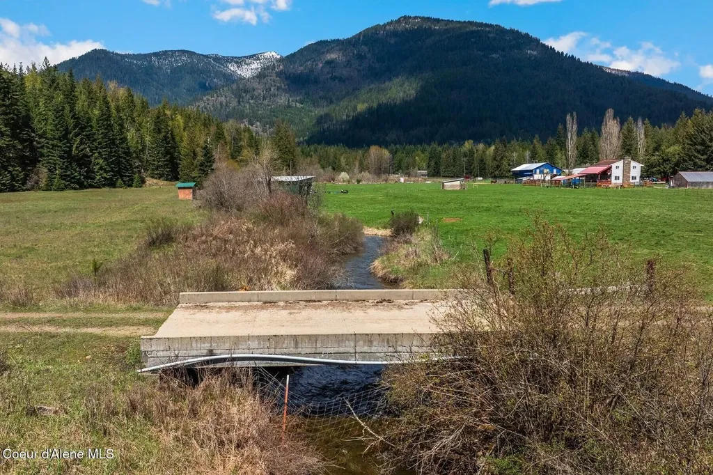 2359 E Spring Creek Road Clark Fork ID 83811