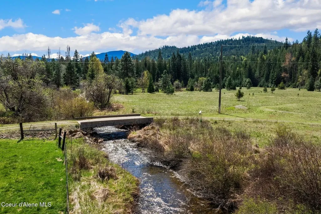 2359 E Spring Creek Road Clark Fork ID 83811