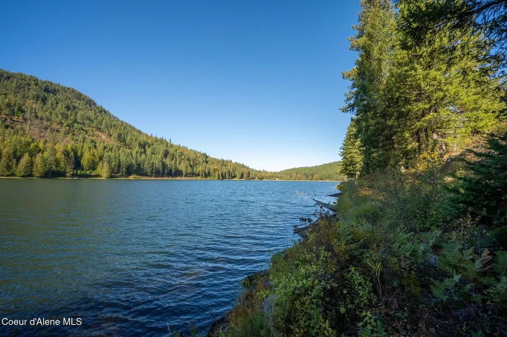 1402 Mirror Lake Road Sagle ID 83860