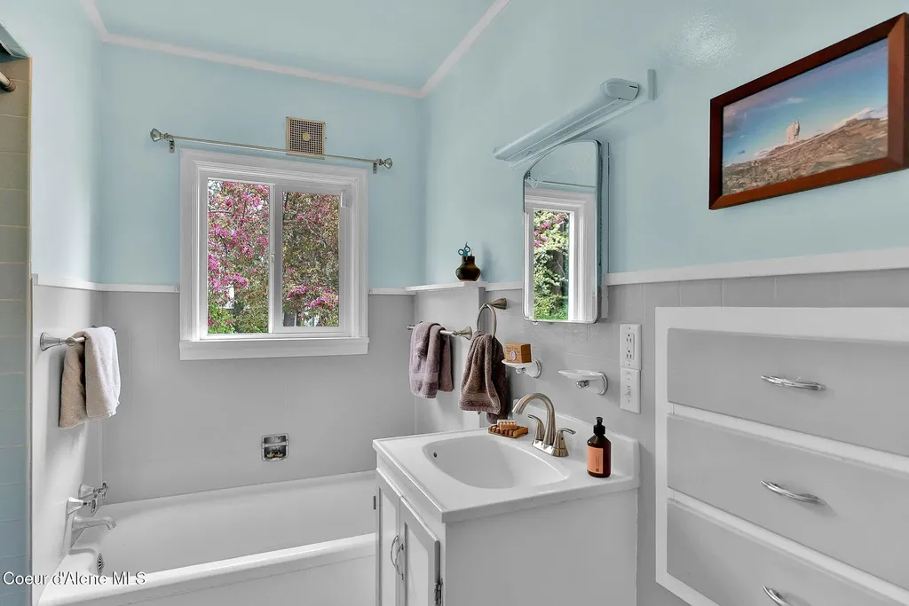 104 School Road Hope ID 83836