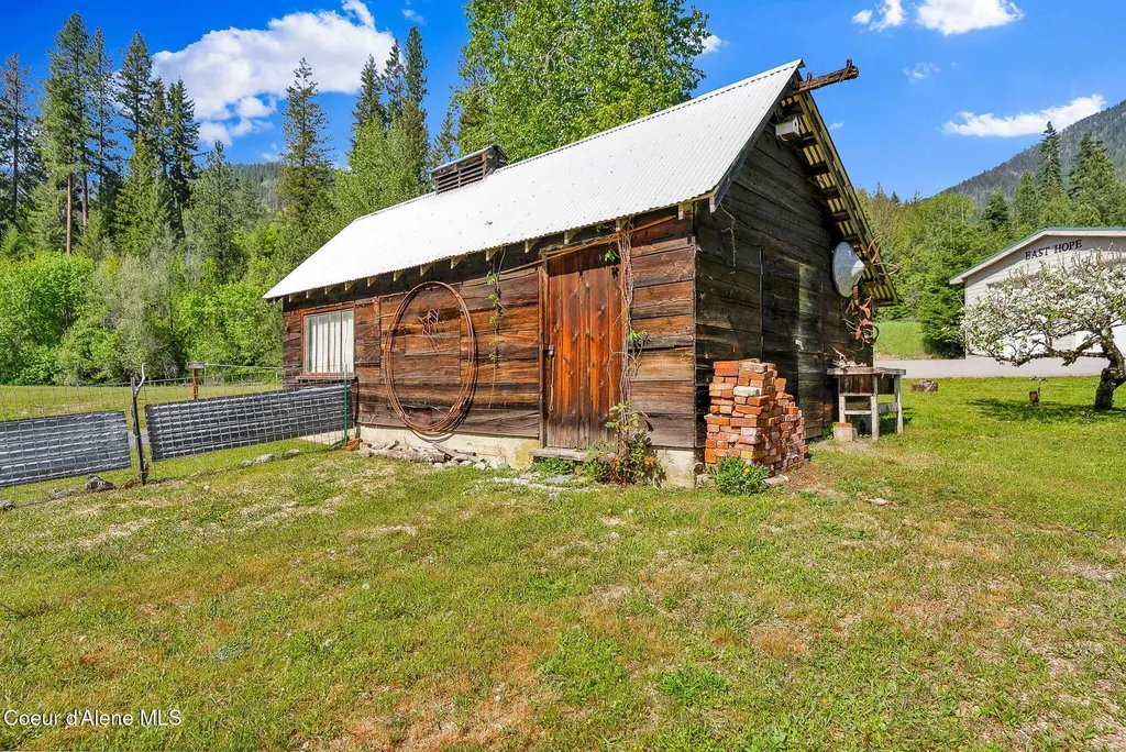 104 School Road Hope ID 83836
