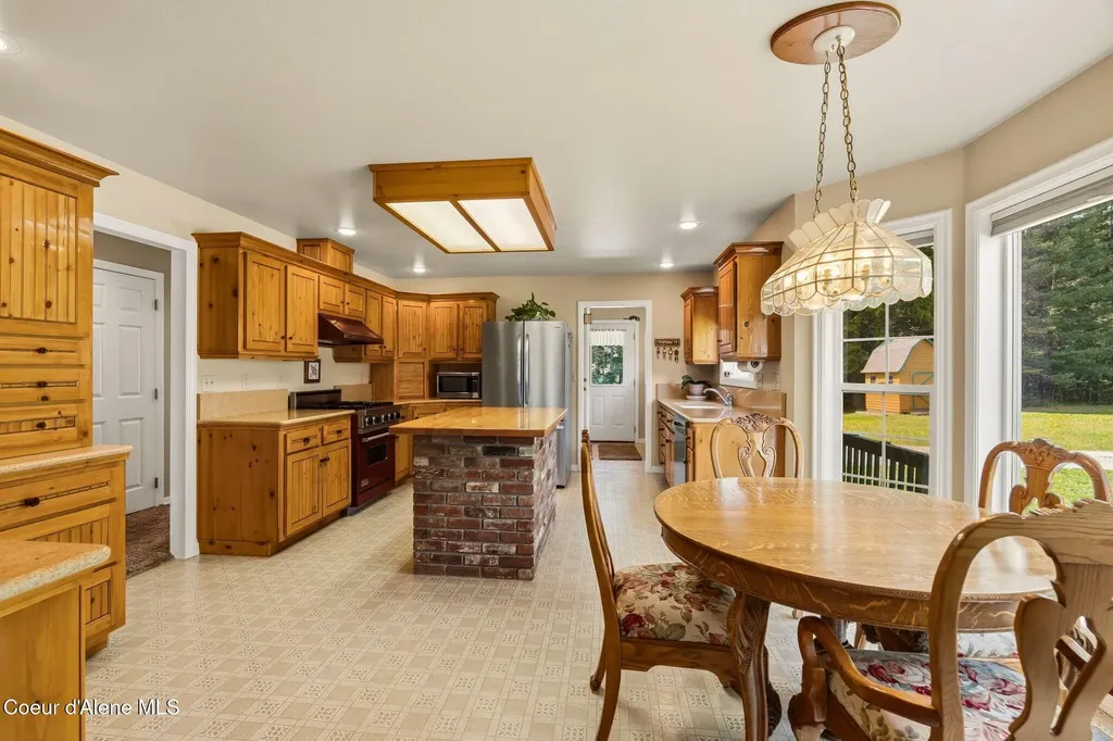 2730 Wrenco Loop Sandpoint ID 83864