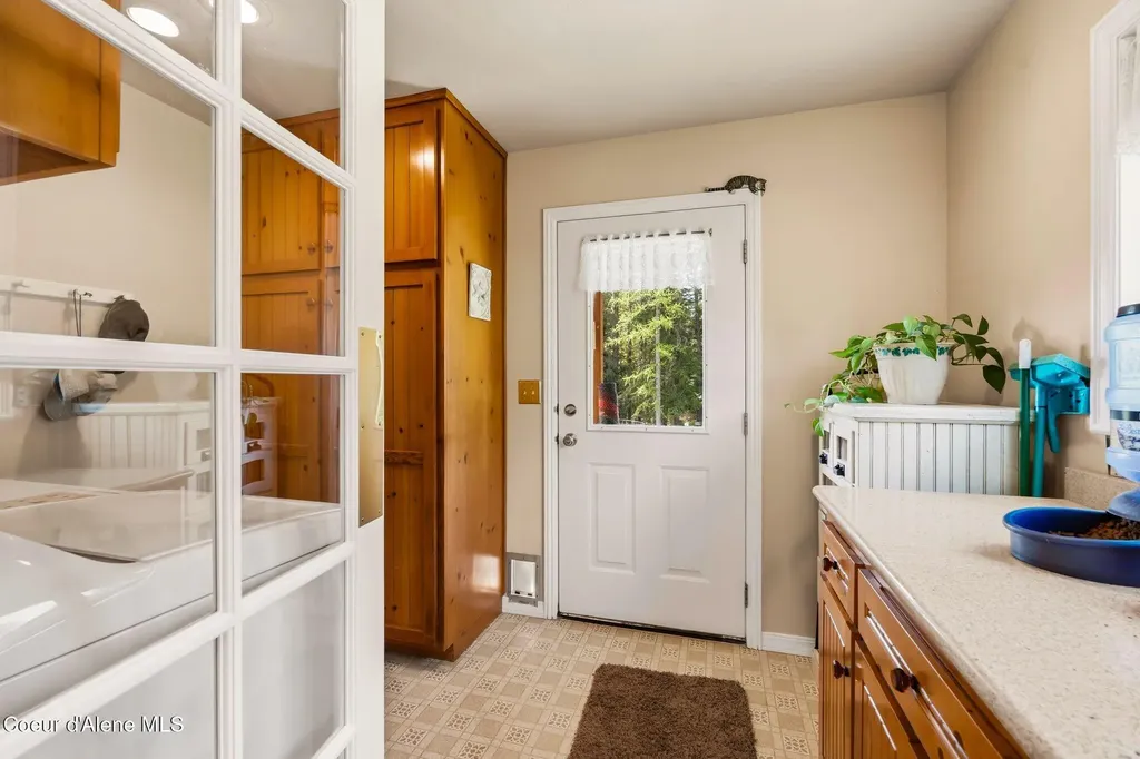 2730 Wrenco Loop Sandpoint ID 83864