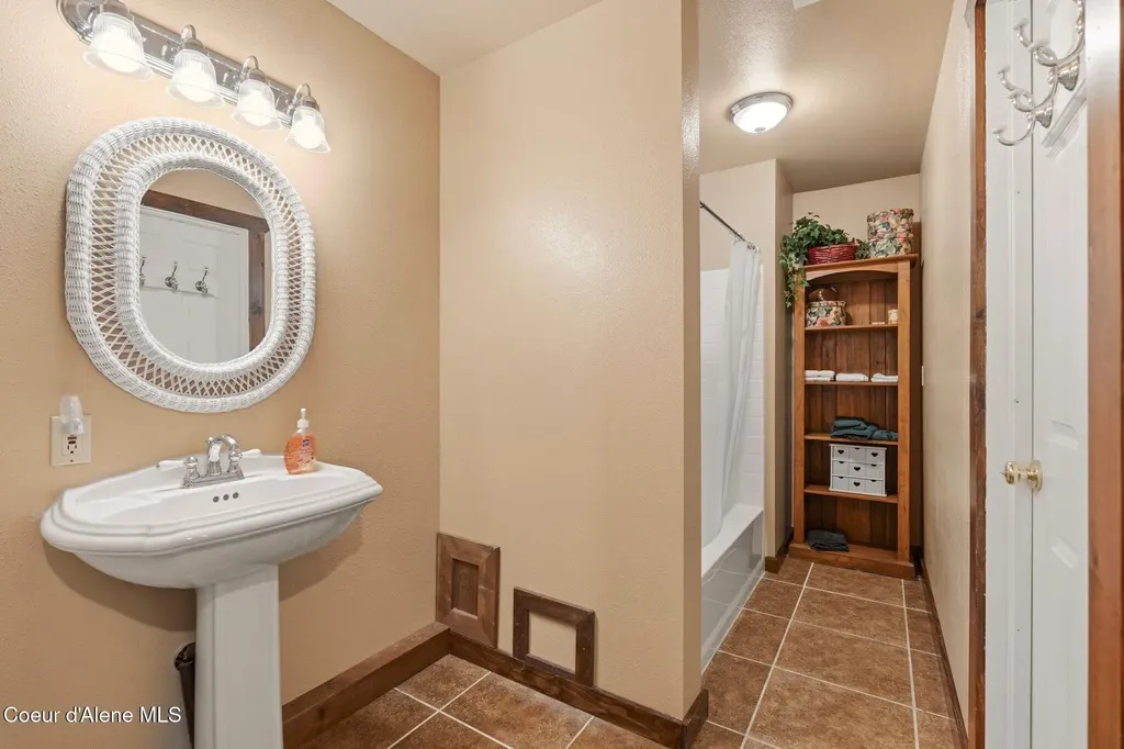 2730 Wrenco Loop Sandpoint ID 83864