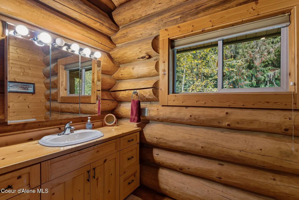 8031 Lakeshore Drive Sagle ID 83860