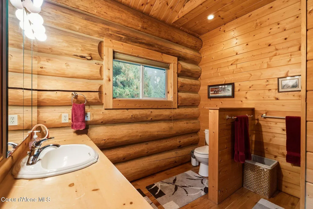 8031 Lakeshore Drive Sagle ID 83860