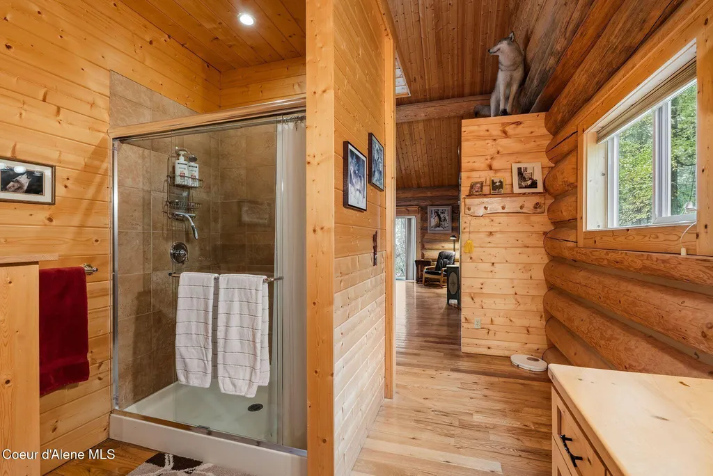 8031 Lakeshore Drive Sagle ID 83860