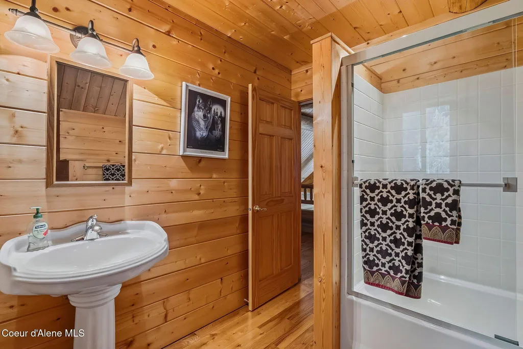 8031 Lakeshore Drive Sagle ID 83860