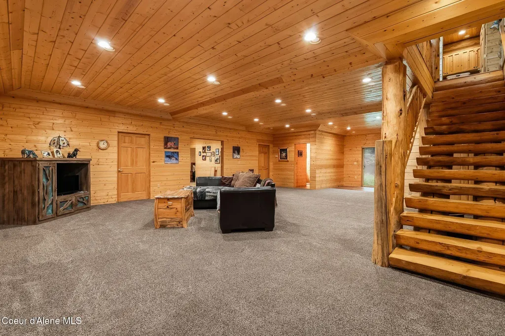 8031 Lakeshore Drive Sagle ID 83860