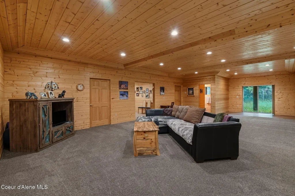 8031 Lakeshore Drive Sagle ID 83860