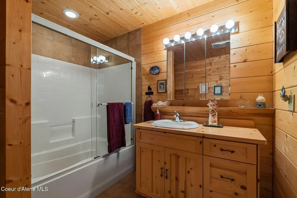 8031 Lakeshore Drive Sagle ID 83860