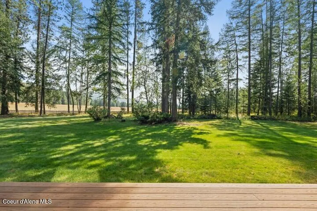 8031 Lakeshore Drive Sagle ID 83860