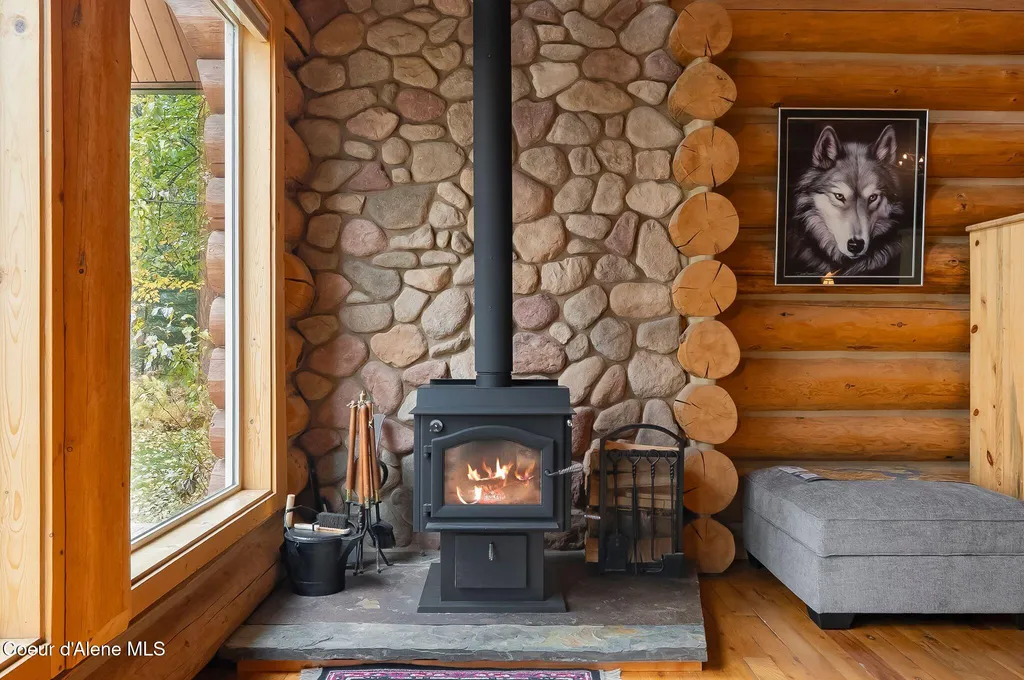 8031 Lakeshore Drive Sagle ID 83860