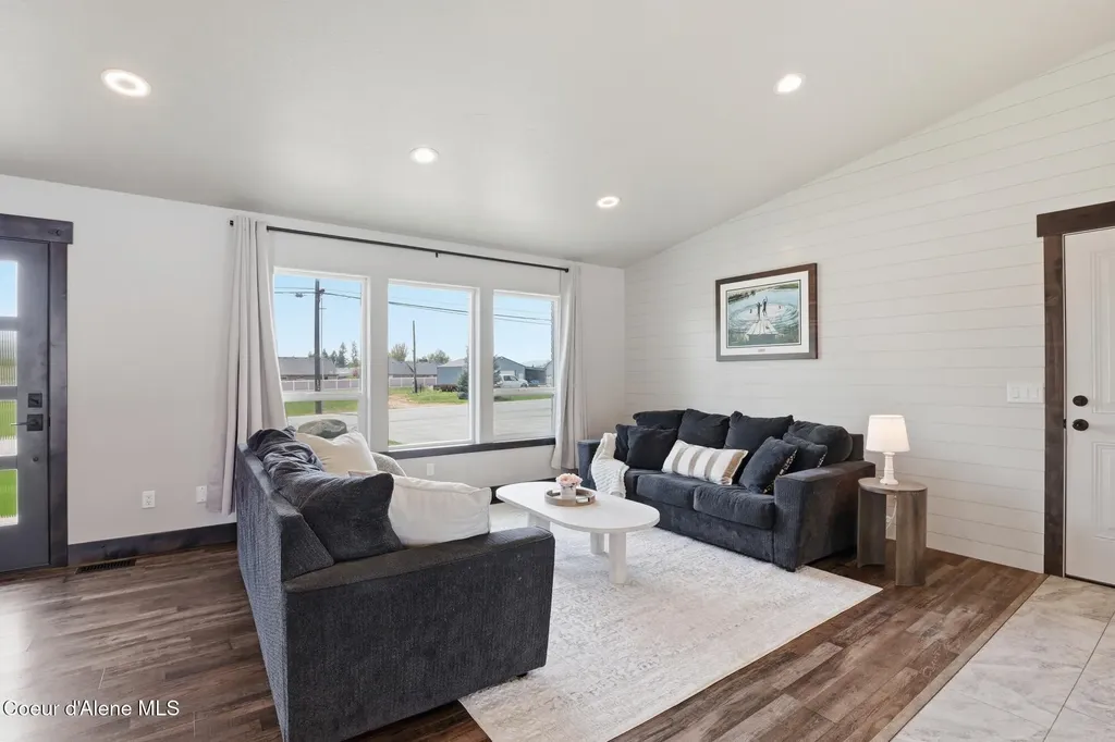 1525 W Miles Avenue Hayden ID 83835