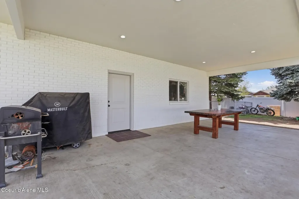 1525 W Miles Avenue Hayden ID 83835