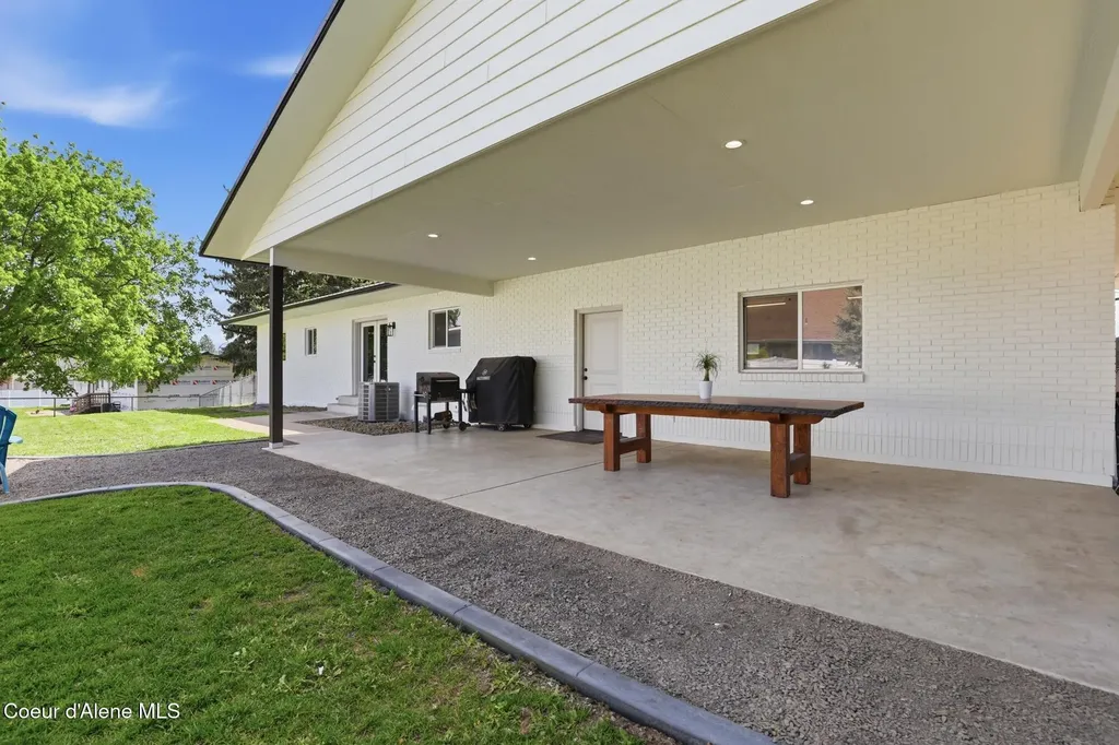 1525 W Miles Avenue Hayden ID 83835