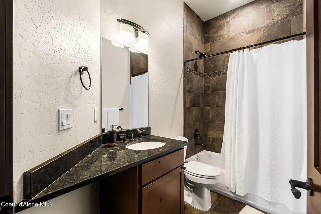 563 Lakeshore Avenue Dover ID 83825