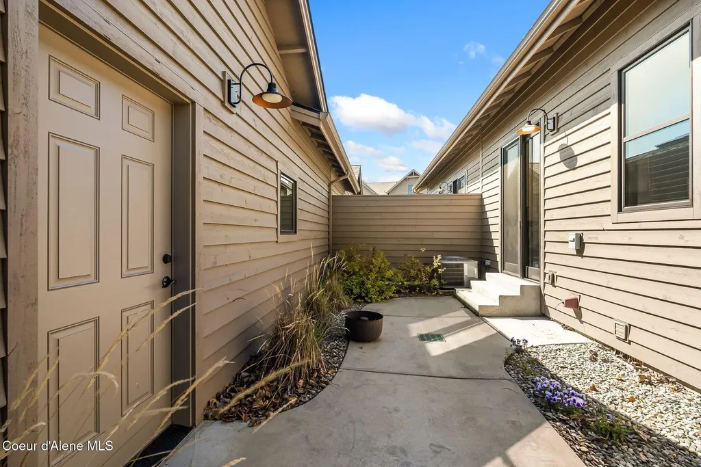 563 Lakeshore Avenue Dover ID 83825
