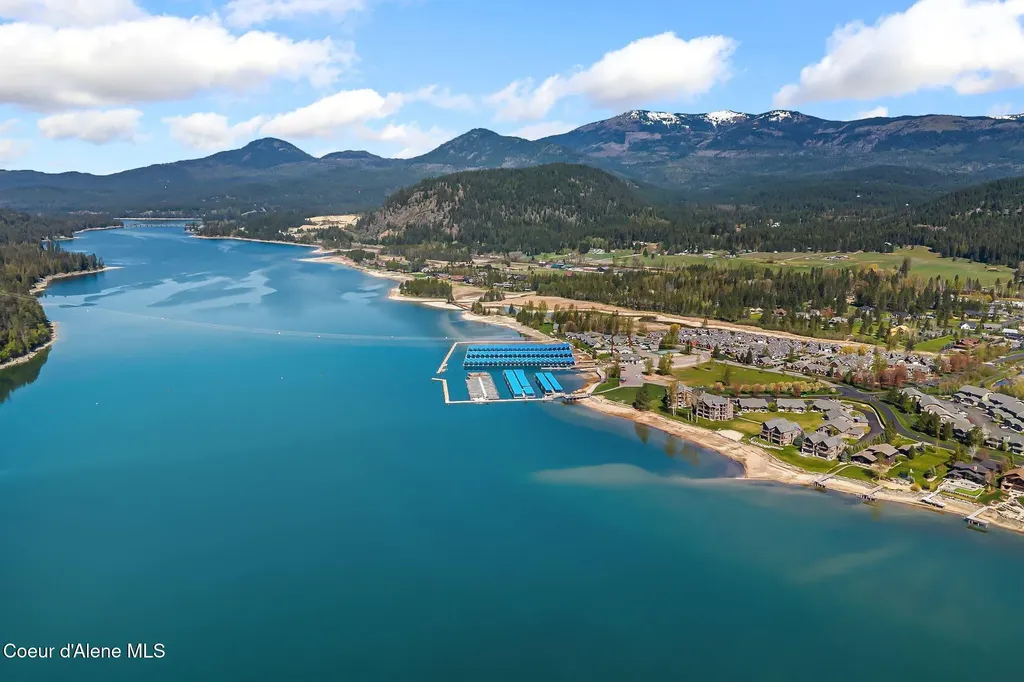 563 Lakeshore Avenue Dover ID 83825