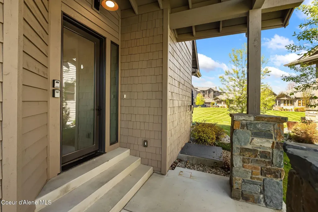 563 Lakeshore Avenue Dover ID 83825
