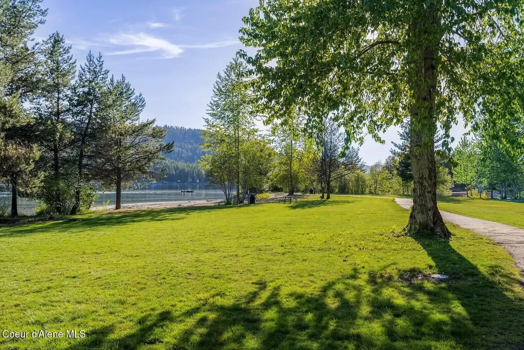 563 Lakeshore Avenue Dover ID 83825