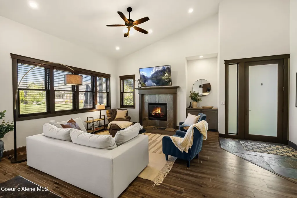 563 Lakeshore Avenue Dover ID 83825