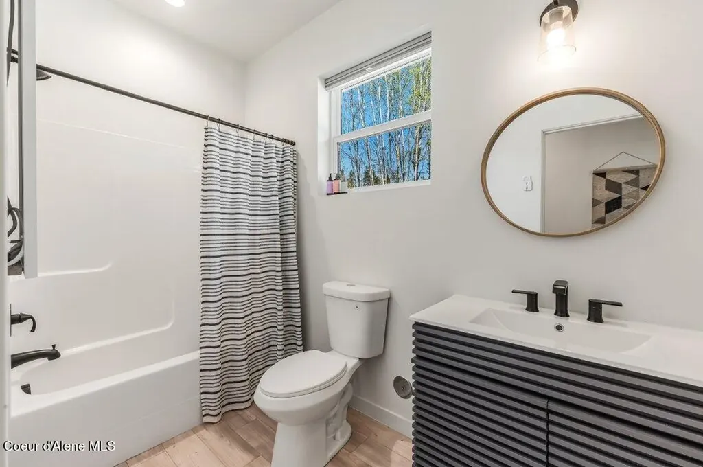 10130 W Pine Street Sandpoint ID 83864
