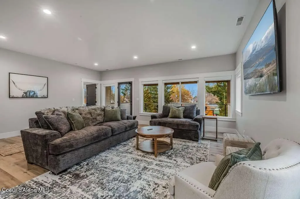 422 S 3rd Avenue Sandpoint ID 83864