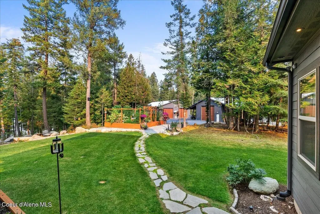 529 S Beaver Lake Road Athol ID 83801